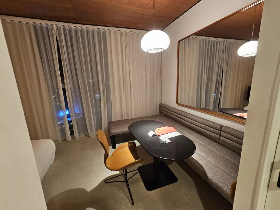 Kamar, meja dan sofa