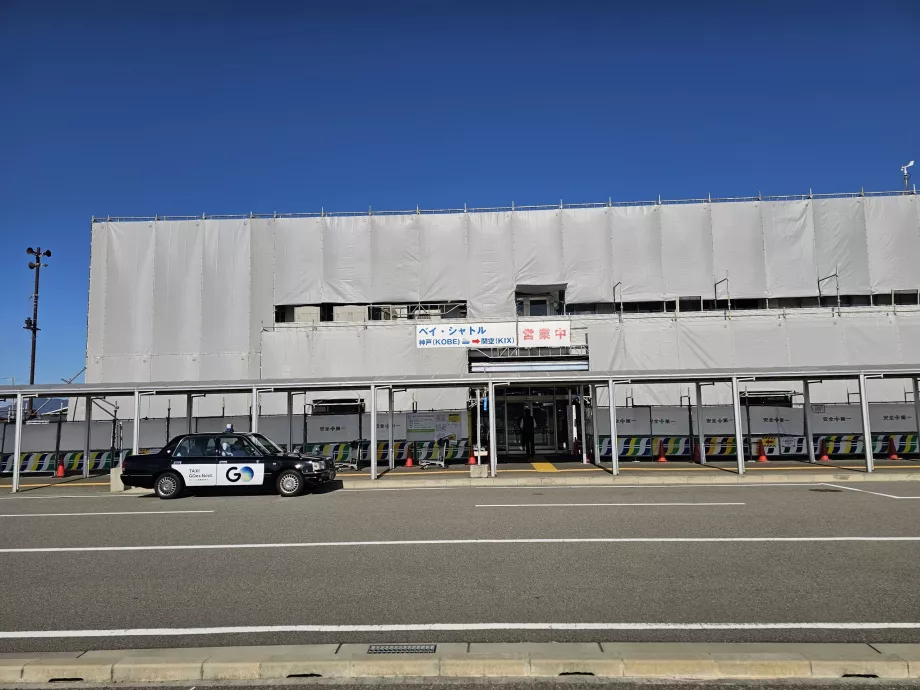 Perahu berlabuh menuju Bandara Osaka