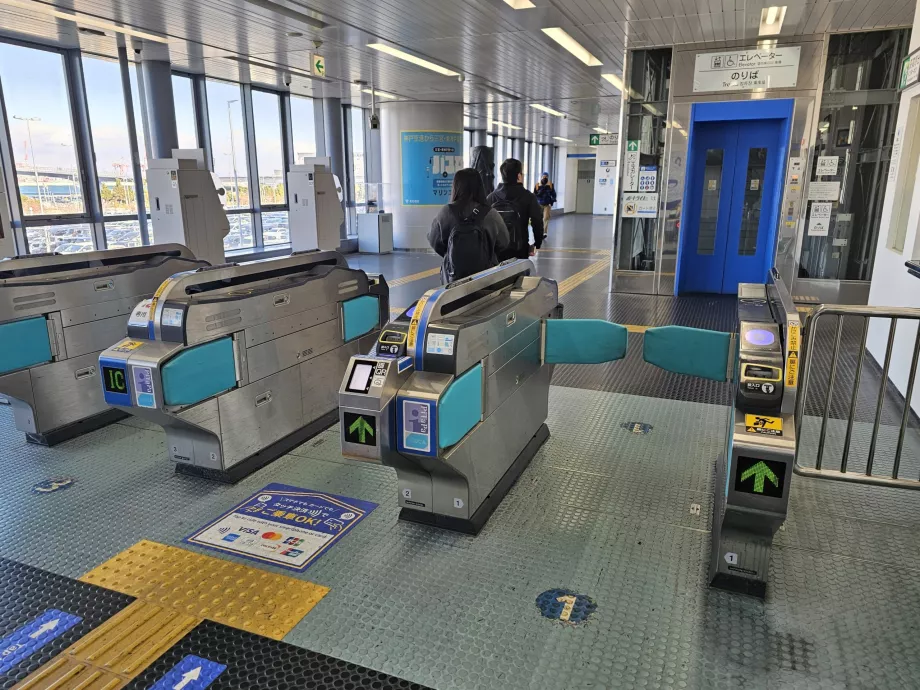 Pintu putar di pintu masuk ke peron