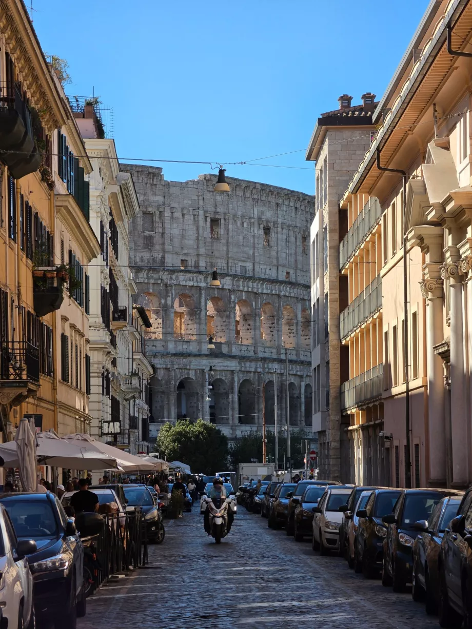 Pemandangan Colosseum dari sisi jalan