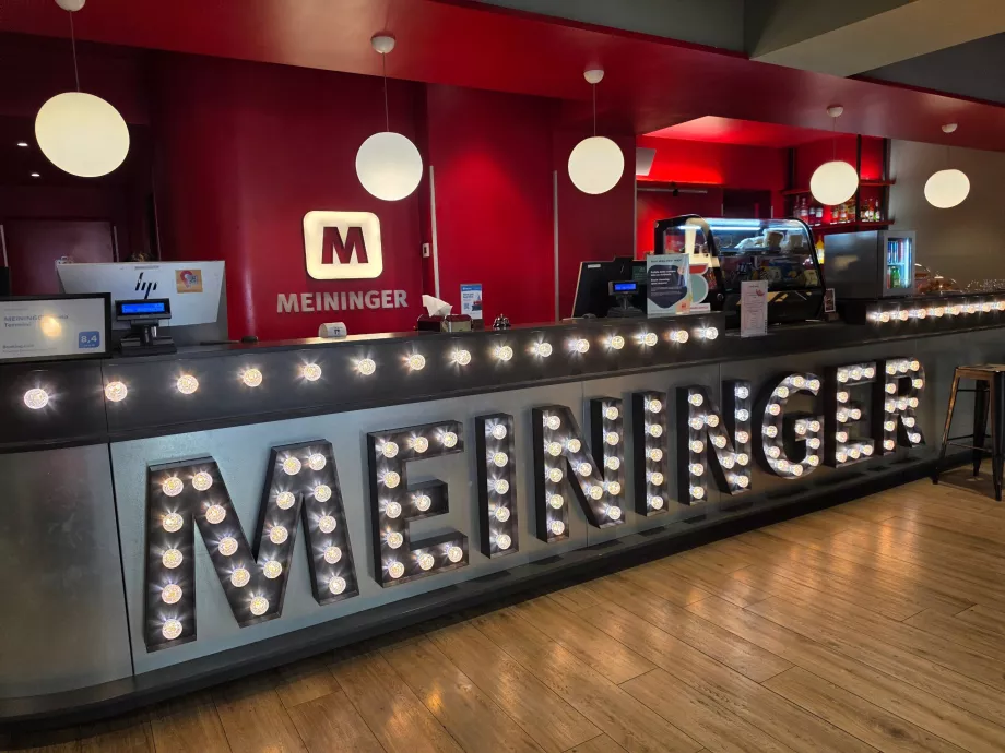 Resepsionis Hotel Meininger