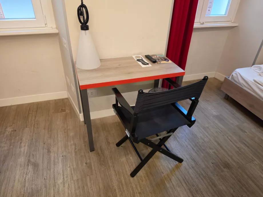 Meja kerja di dalam kamar