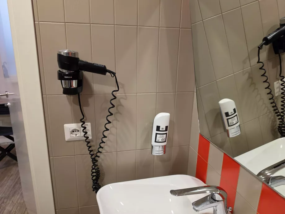 Pengering rambut di kamar mandi