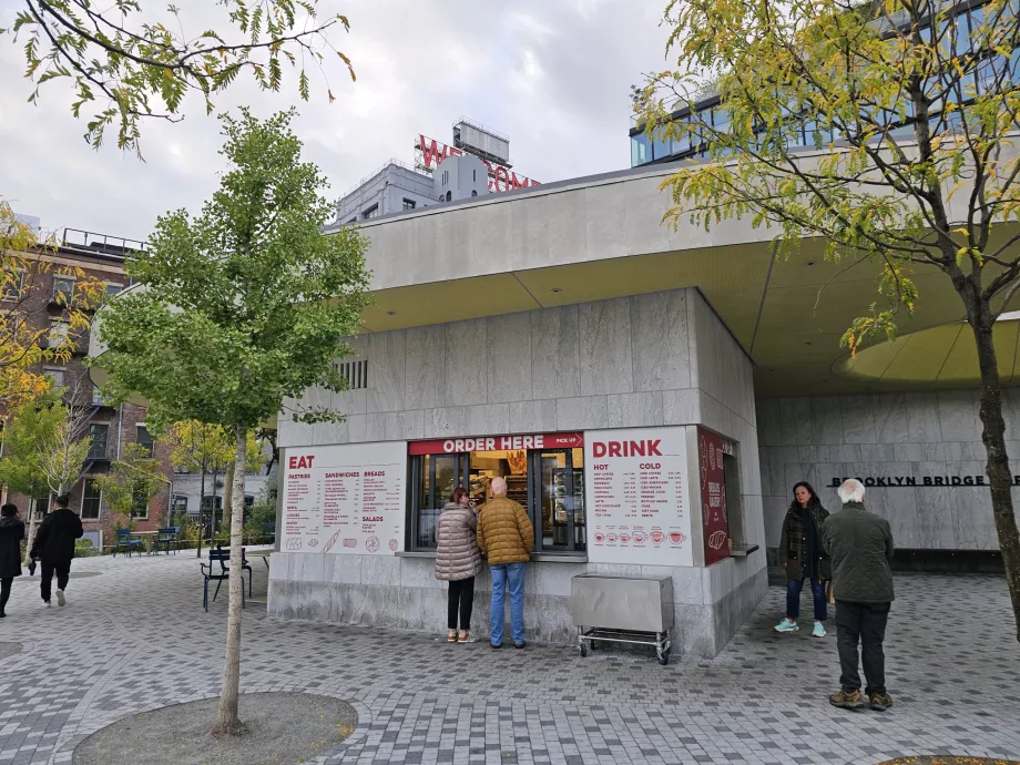 Minuman di Taman Jembatan Brooklyn