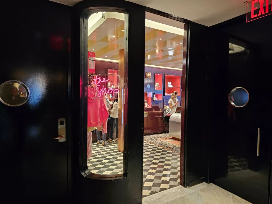 Berbelanja di lantai dasar hotel