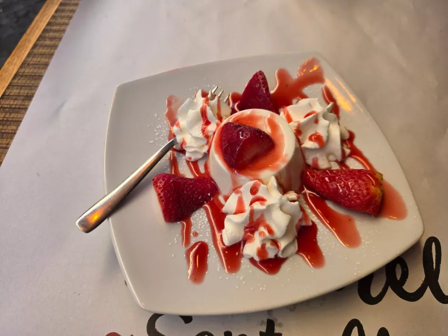 Tonnarello Santa Maria, Panna Cotta dengan stroberi