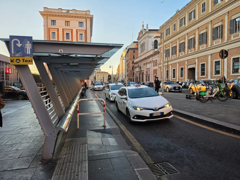 Pangkalan taksi di depan stasiun Roma Termini
