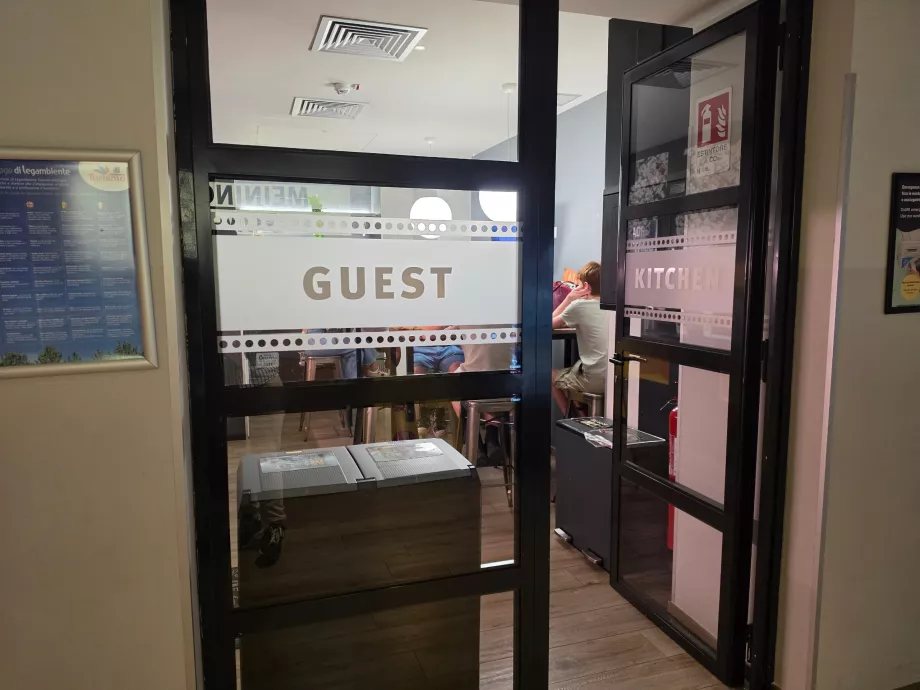 Dapur umum untuk tamu