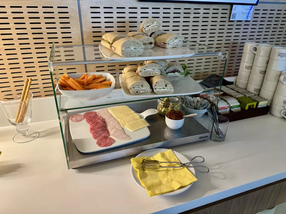 Roti panggang, salami, ham, dan keju