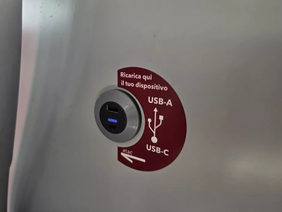 Konektor USB di dalam bus