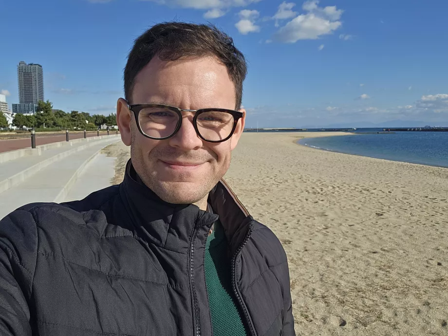 Saya di Pantai Suma selama musim dingin