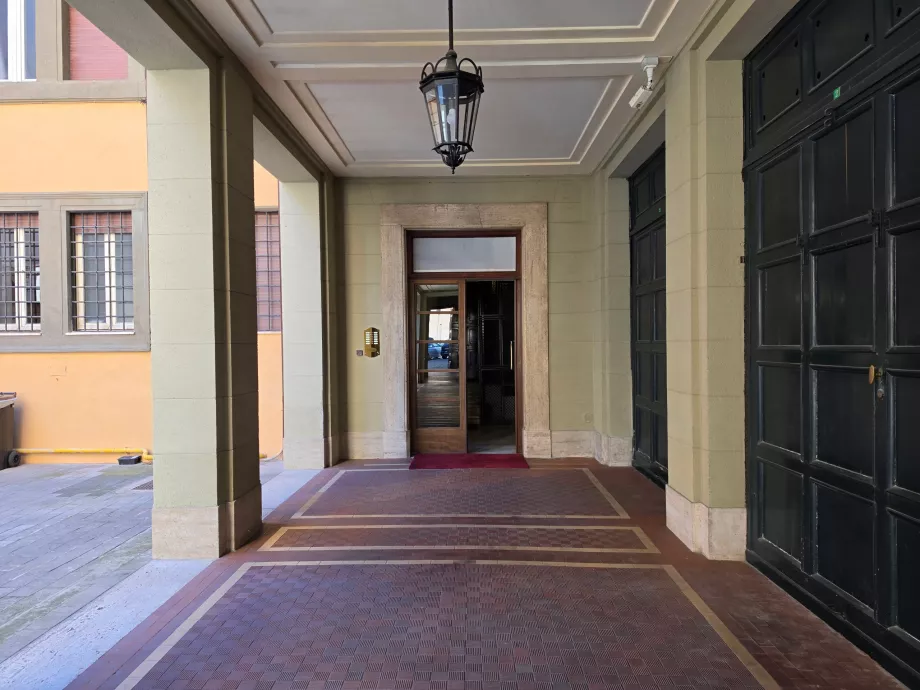 Pintu masuk ke hotel