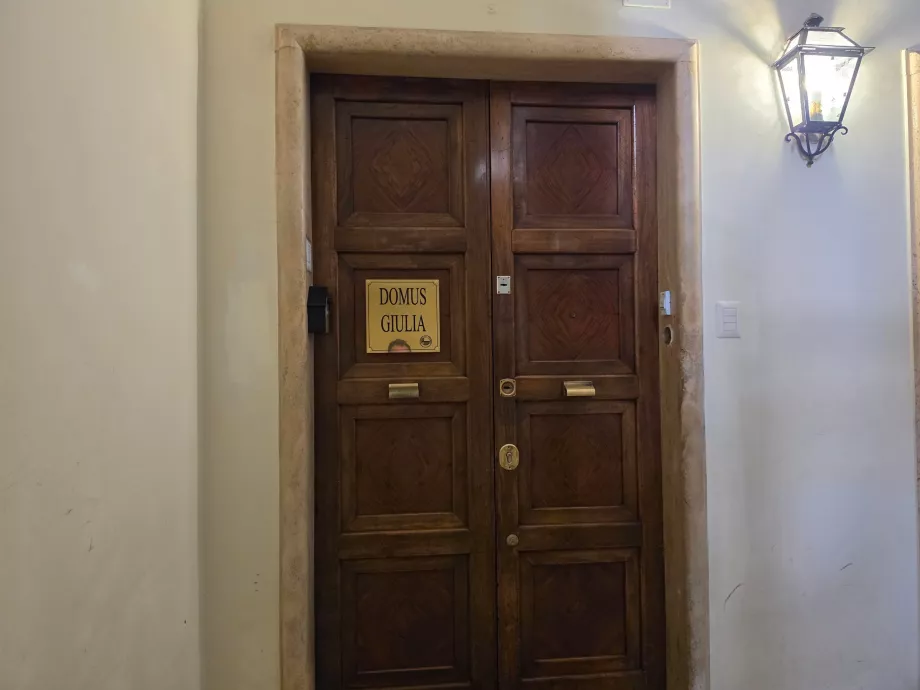 Pintu masuk ke bagian penerima tamu
