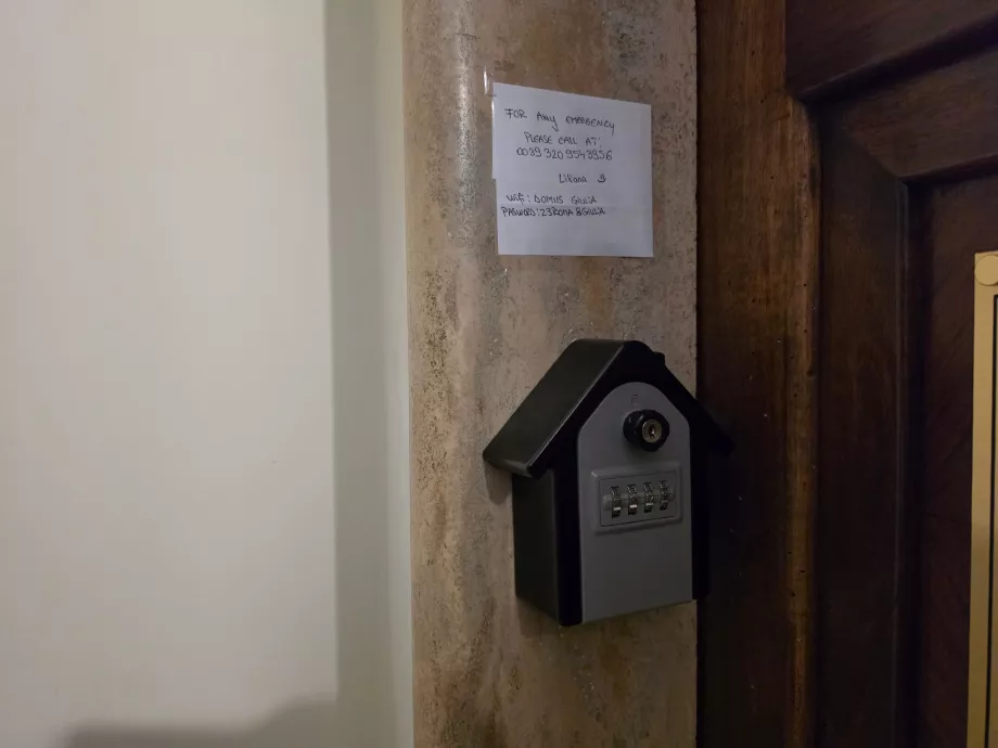 Kotak kunci (untuk check-in di luar jam buka resepsionis)