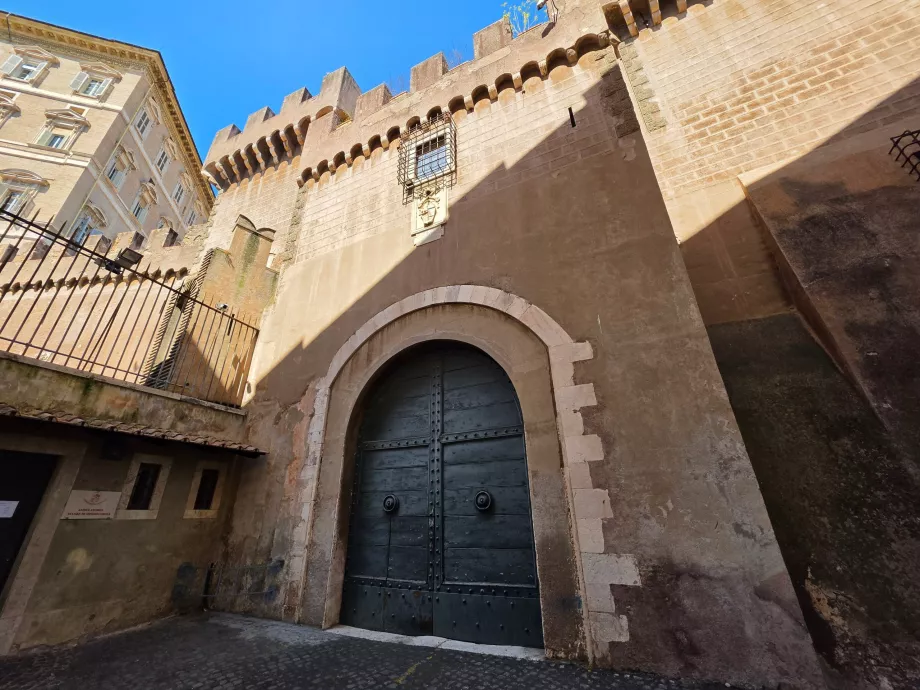 Pintu masuk ke Passetto di Borgo