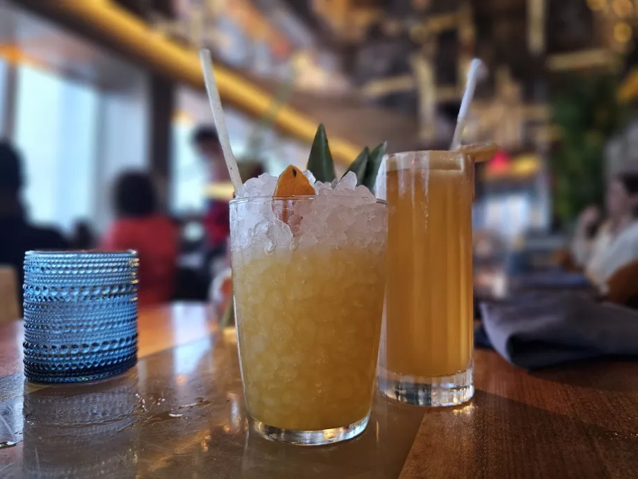 Lebih banyak koktail di Peak Restaurant