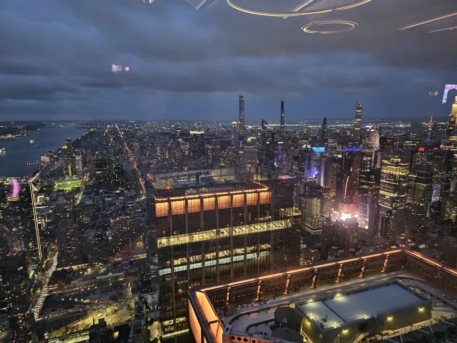 Pemandangan dari bagian dalam sudut pandang "The Edge"