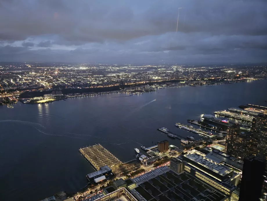 Pemandangan dari bagian dalam sudut pandang "The Edge"