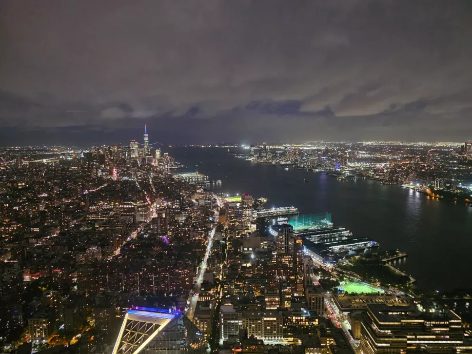 Pemandangan malam hari dari "The Edge"