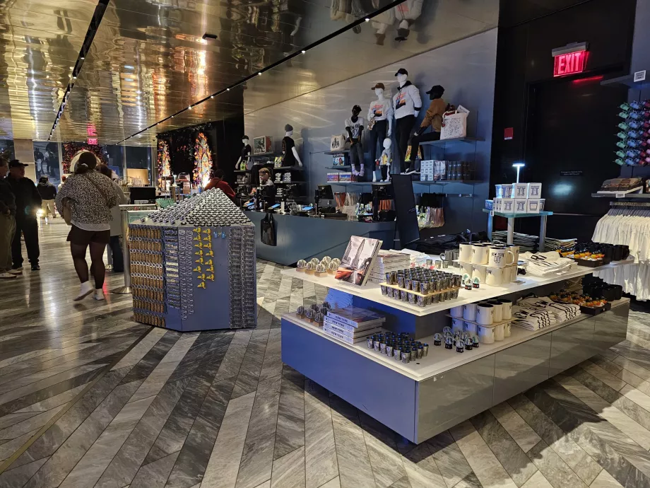 Toko cendera mata di pintu keluar "The Edge"