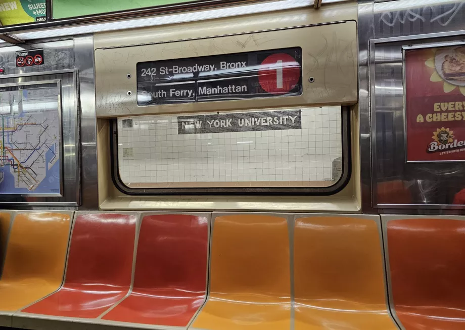 Interior mobil metro yang lebih tua