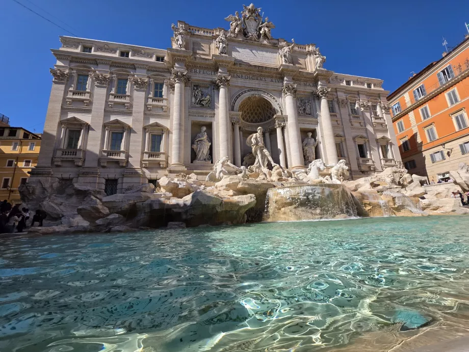 Fontana di Trevi, pemandangan dari galeri berbayar