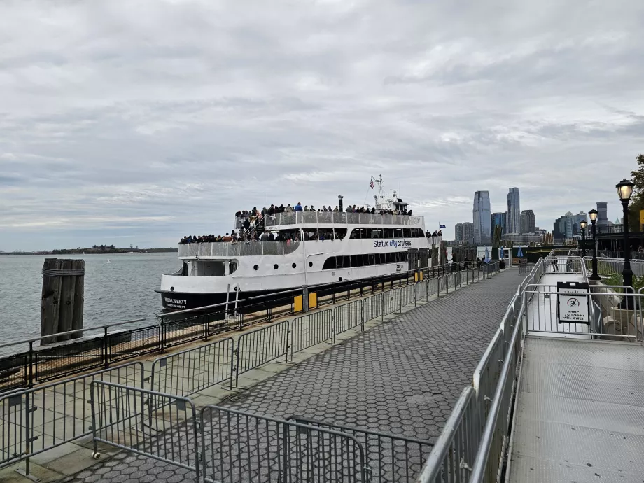 Dermaga kapal Statue City Cruises