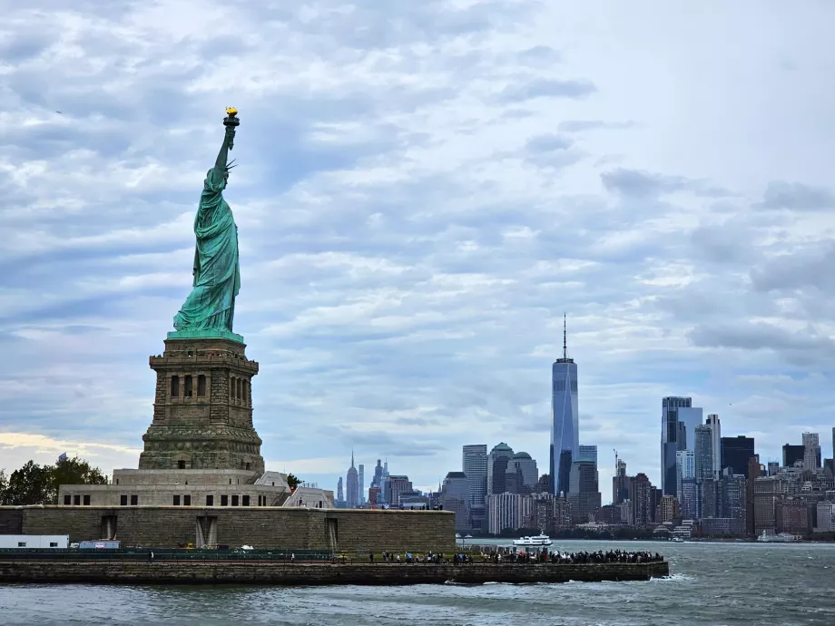 Patung Liberty dan Manhattan di latar belakang