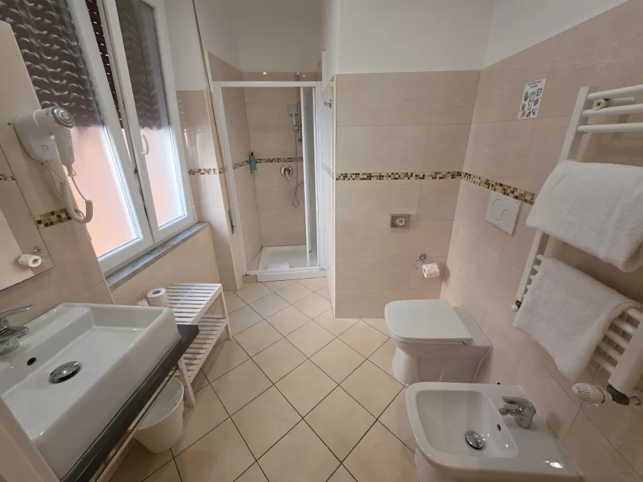 Kamar mandi yang luas