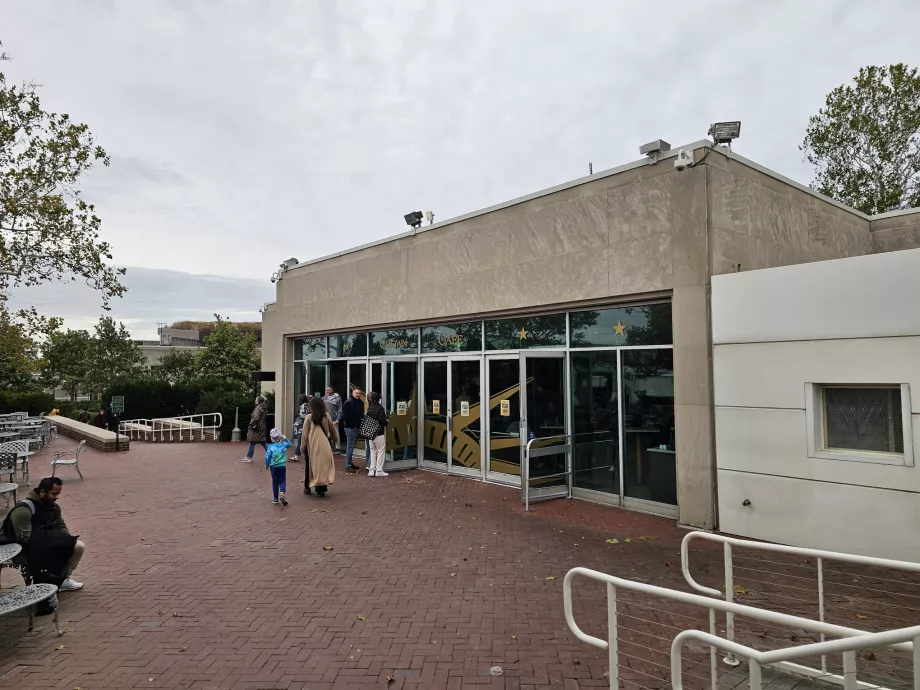 Kafe-kafe di museum dan dermaga