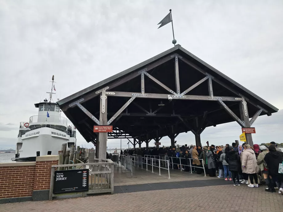 Dermaga di Patung Liberty