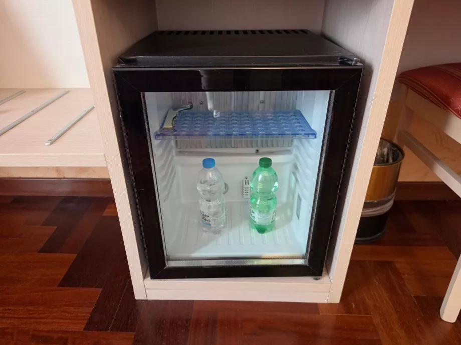 Kulkas dan air minum gratis