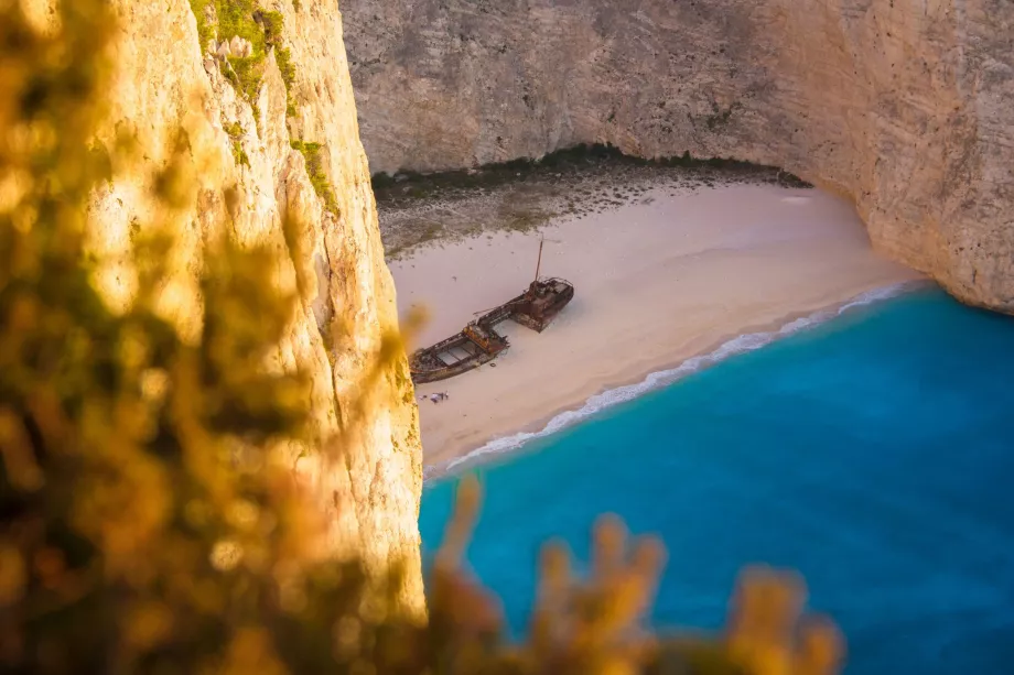 Pantai Navagio secara detail