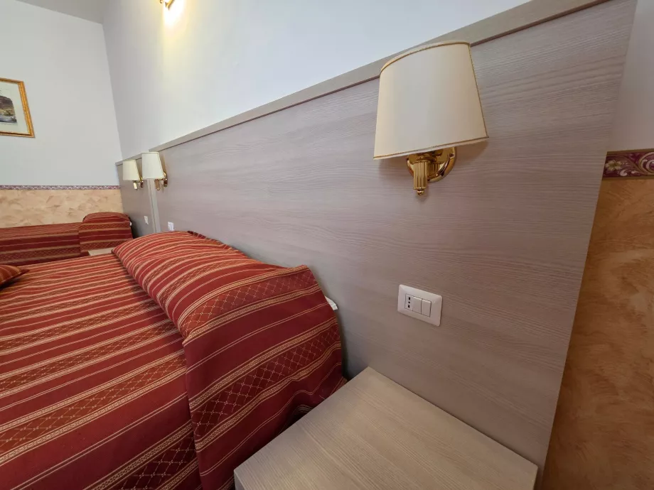 Laci dan lampu samping tempat tidur