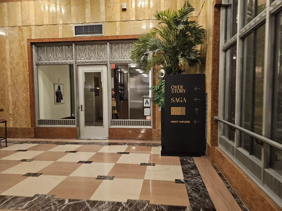 Pintu masuk ke Overstory Bar