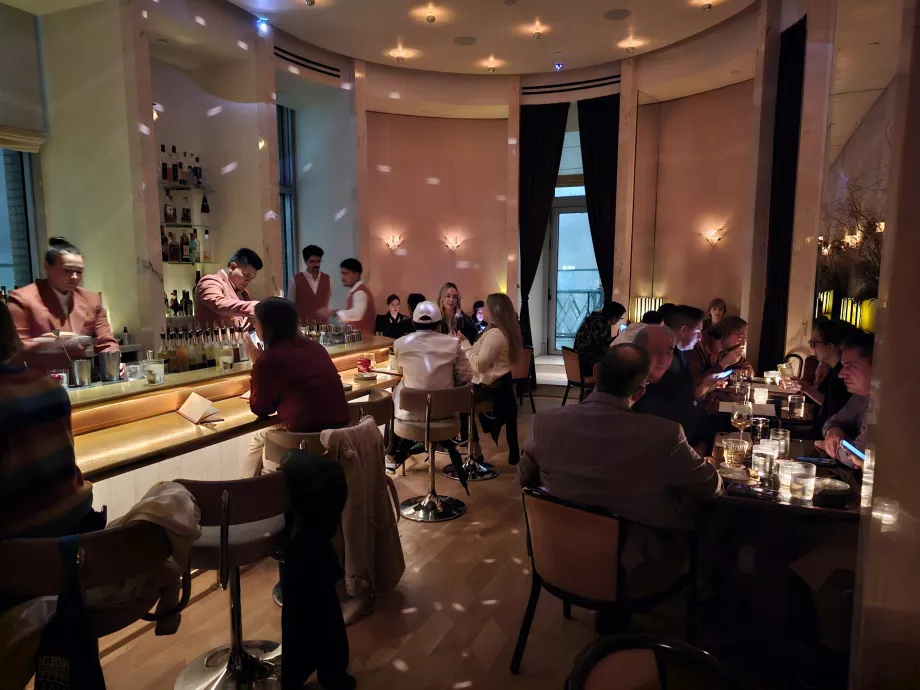 Lingkungan Overstory Bar