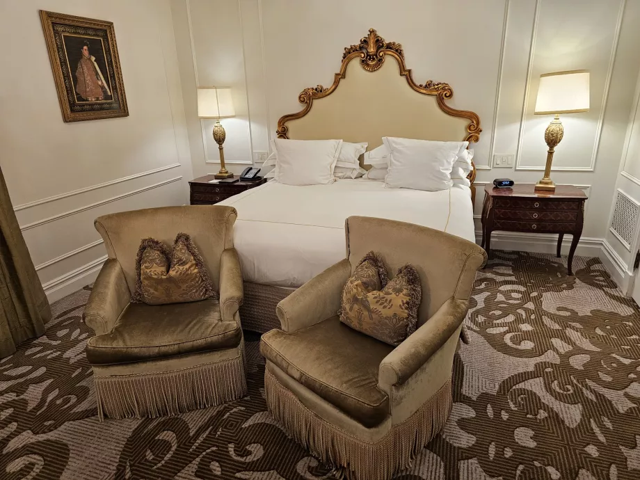 Kamar - tempat tidur dan kursi berlengan