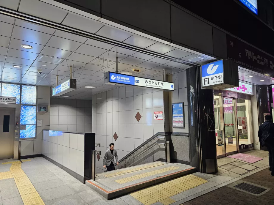 Pintu masuk ke stasiun metro