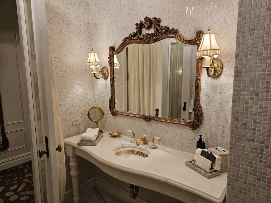 Wastafel di kamar mandi