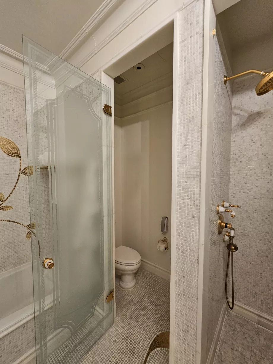 Kamar mandi dan toilet