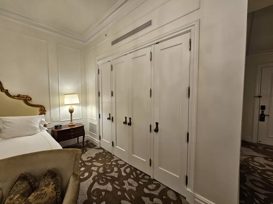 Lemari pakaian di dalam kamar