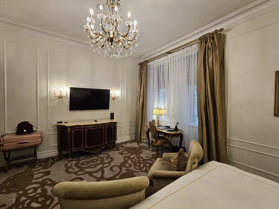 Kamar - TV dan jendela