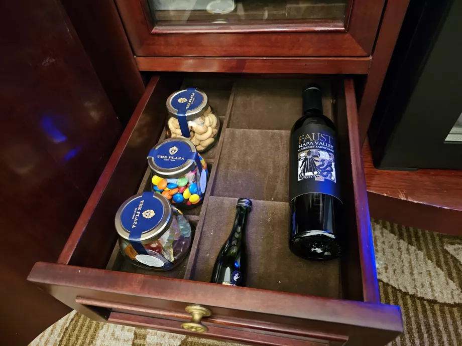 Permen dan anggur di minibar