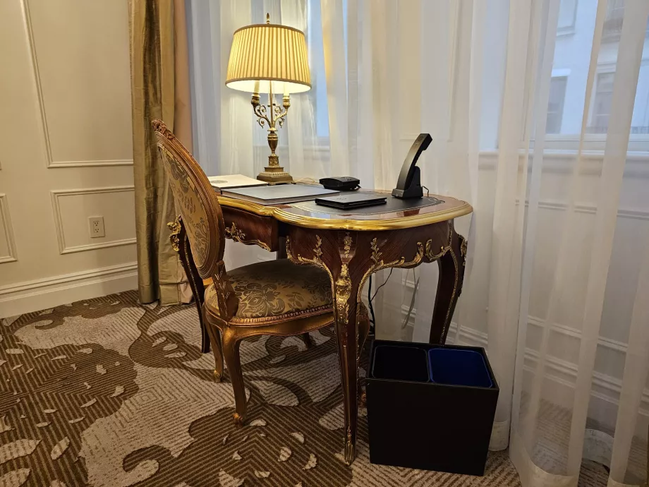 Meja di dalam ruangan