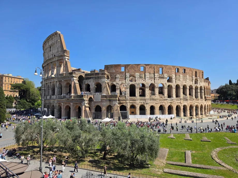 Colosseum seperti yang terlihat dari Fora Romana