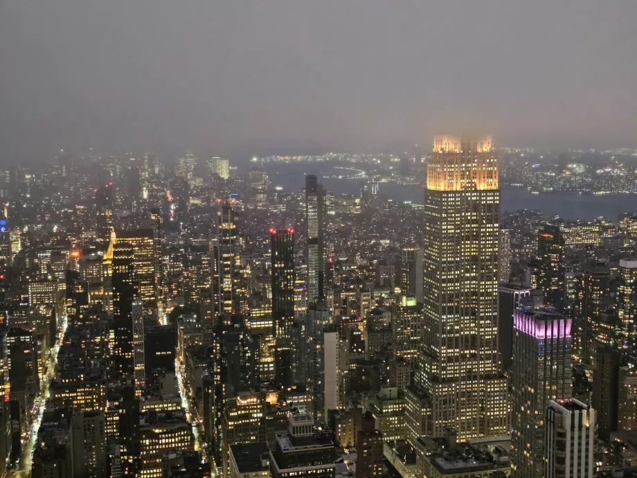 Puncak One Vanderbilt, pemandangan malam hari