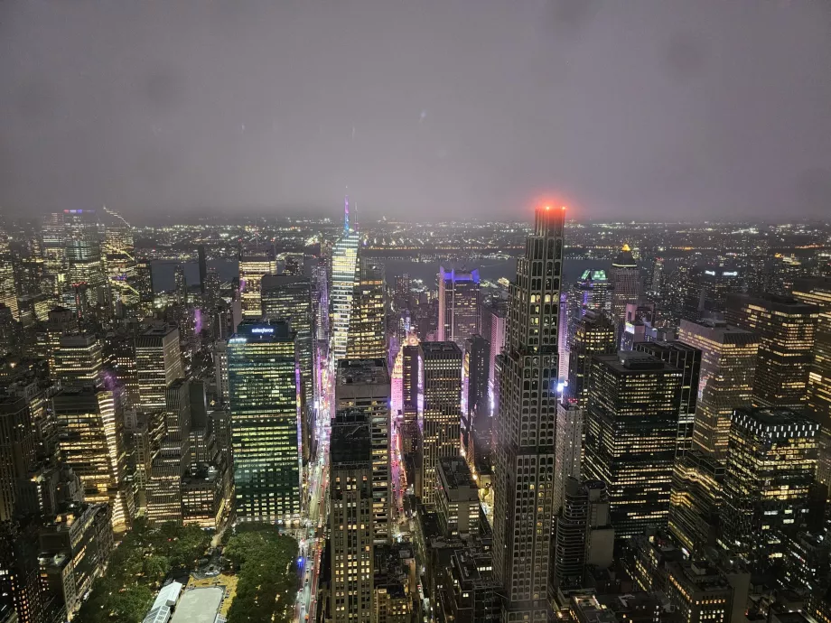 Puncak One Vanderbilt, pemandangan malam hari