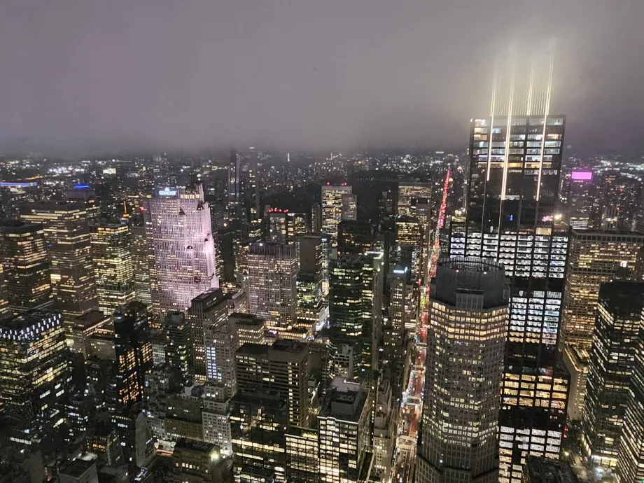 Puncak One Vanderbilt, pemandangan malam hari