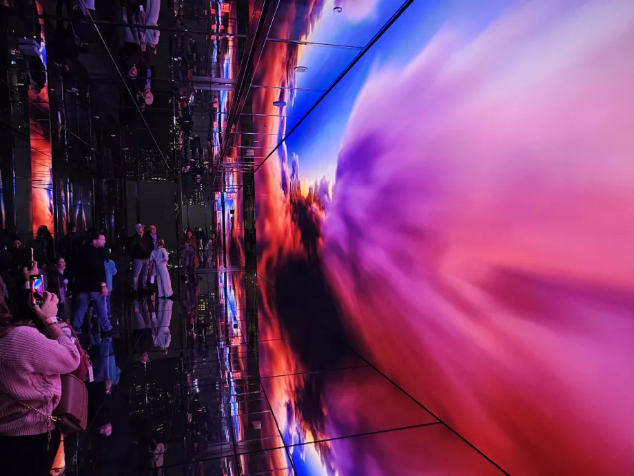 Summit One Vanderbilt, pemutaran film