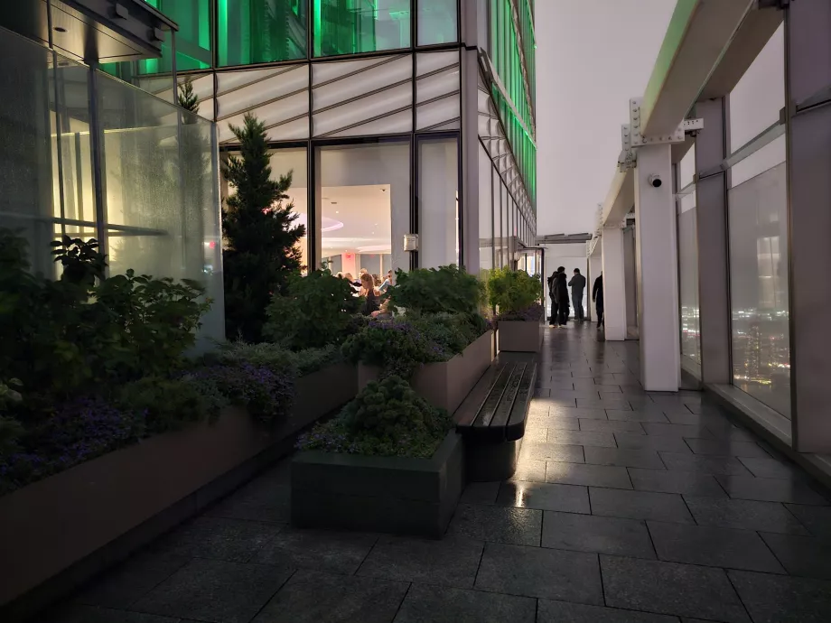 Summit One Vanderbilt, teras luar ruangan